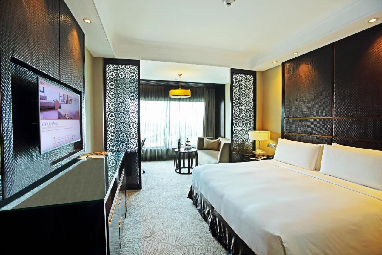 Crowne Plaza Mayur Vihar Noida By Ihg 5* New Delhi