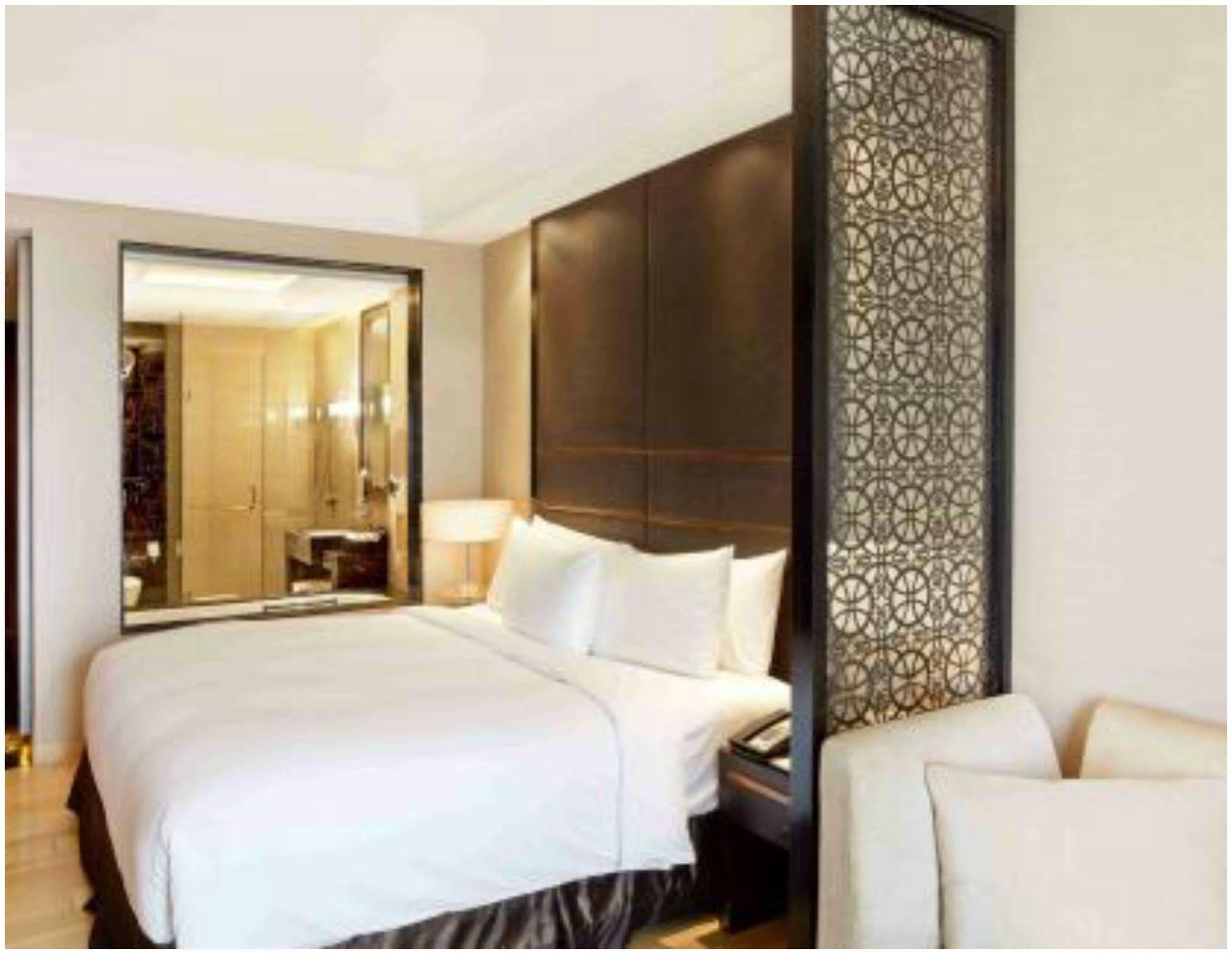 Hotel Crowne Plaza Mayur Vihar Noida By Ihg 5*